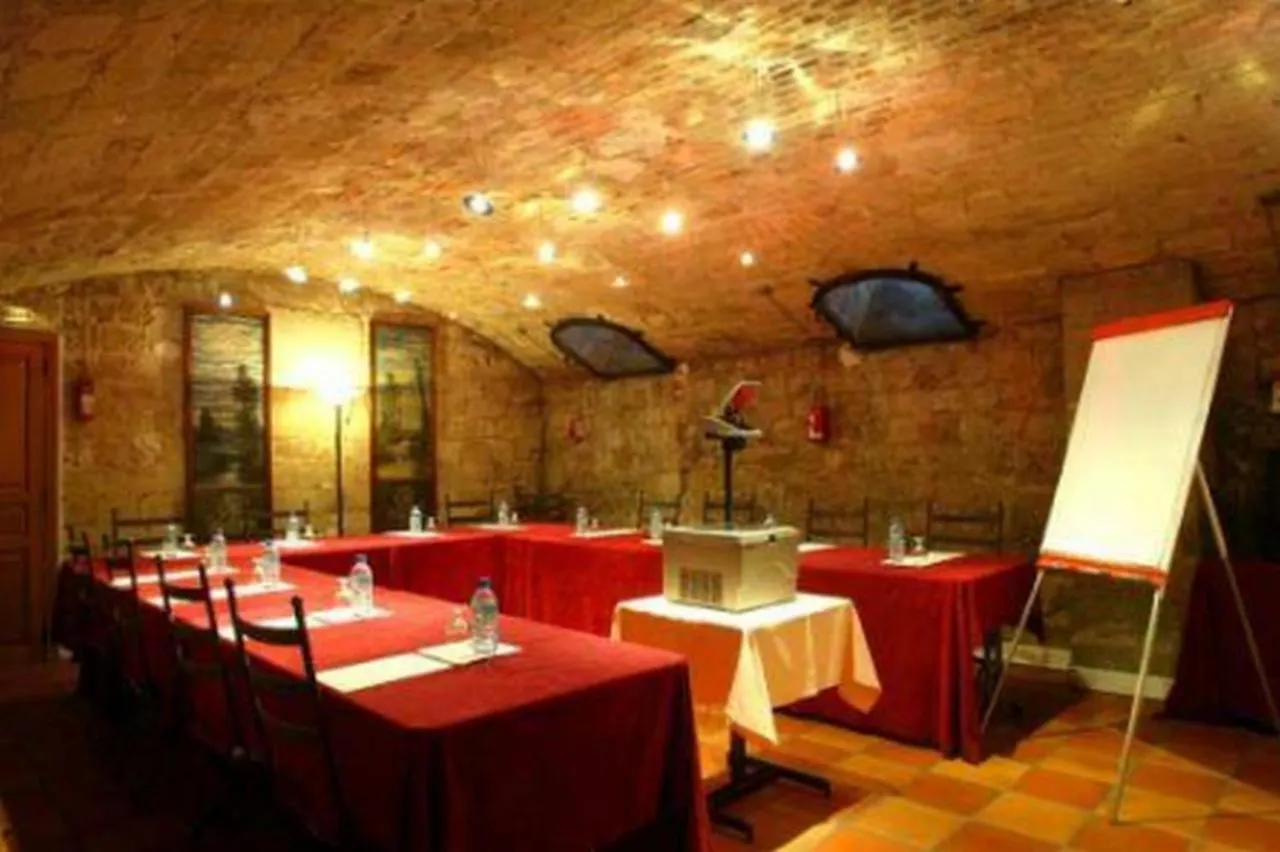Hotel Claret Parigi 3*,